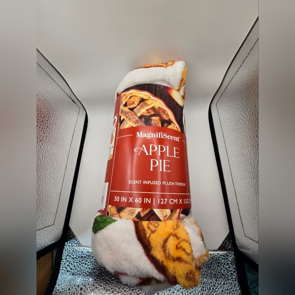 Apple Pie Scent-Infused Plush Throw Blanket - White, Yellow, Brown